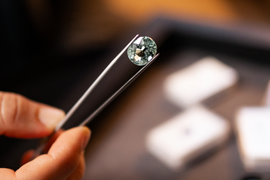 Read more about the article How to Identify Authentic Gemstones in Jewelry