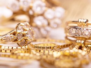 Read more about the article Understanding the Difference Between Fine Jewelry and Fashion Jewelry