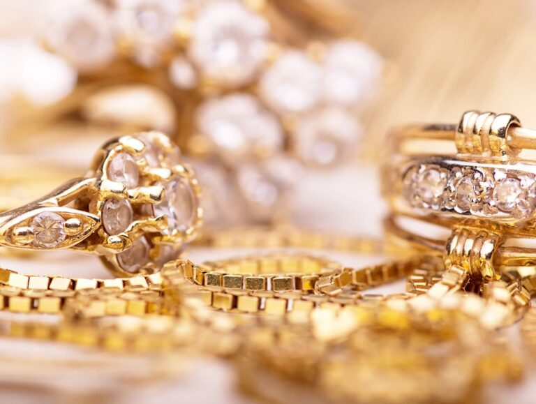 Understanding the Difference Between Fine Jewelry and Fashion JewelryUnderstanding the Difference Between Fine Jewelry and Fashion Jewelry