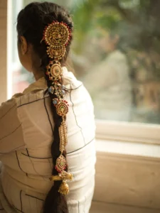 Read more about the article Exquisite Silver Jadanagam Hair Jewelry with Dazzling Diamond Accents for Bridal Grace