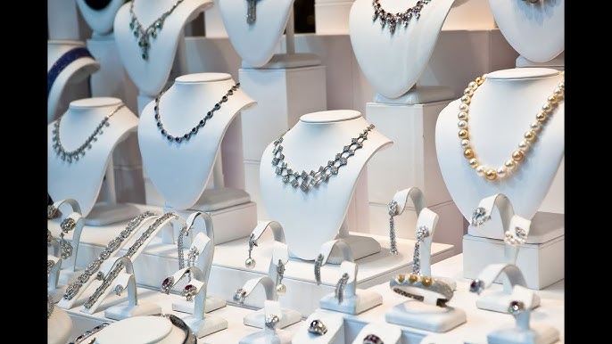 You are currently viewing Jewelry Etiquette for Formal Events: A Style Guide for Men and Women