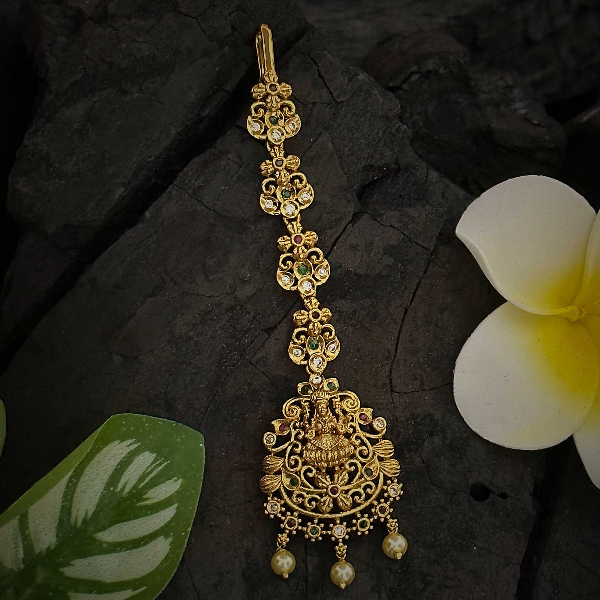 Read more about the article Stunning Contemporary Maang Tikka Designs in Diamond-Encrusted Silver