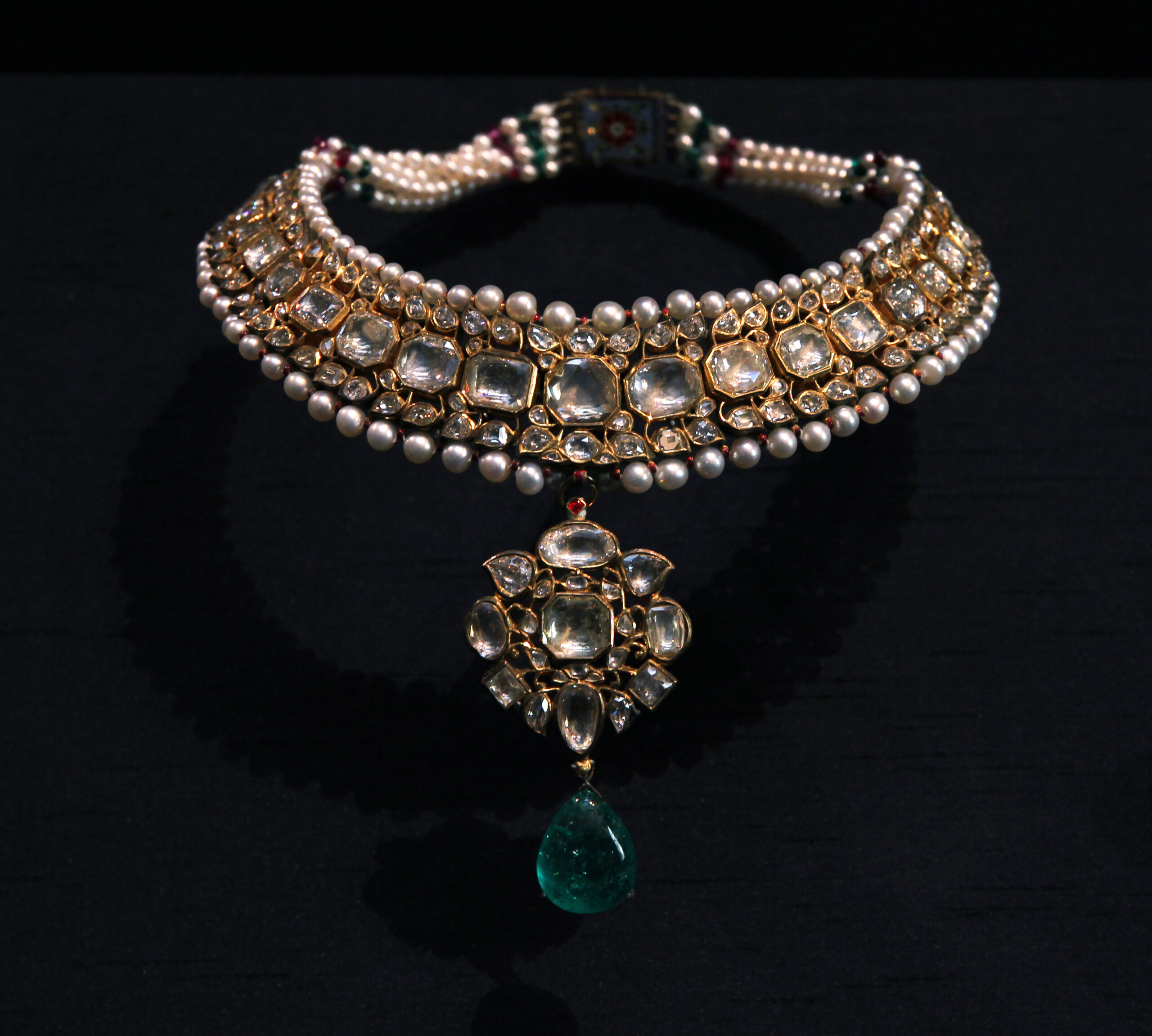 You are currently viewing Royal Kundan Jewelry History: Understanding Its Rich Legacy and Cultural Significance
