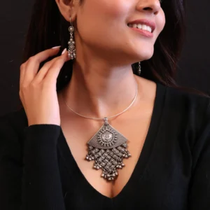Read more about the article Radiant Heritage: Must-Have Tribal Hasli Styles